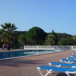 Repos et détente au bord de la piscine